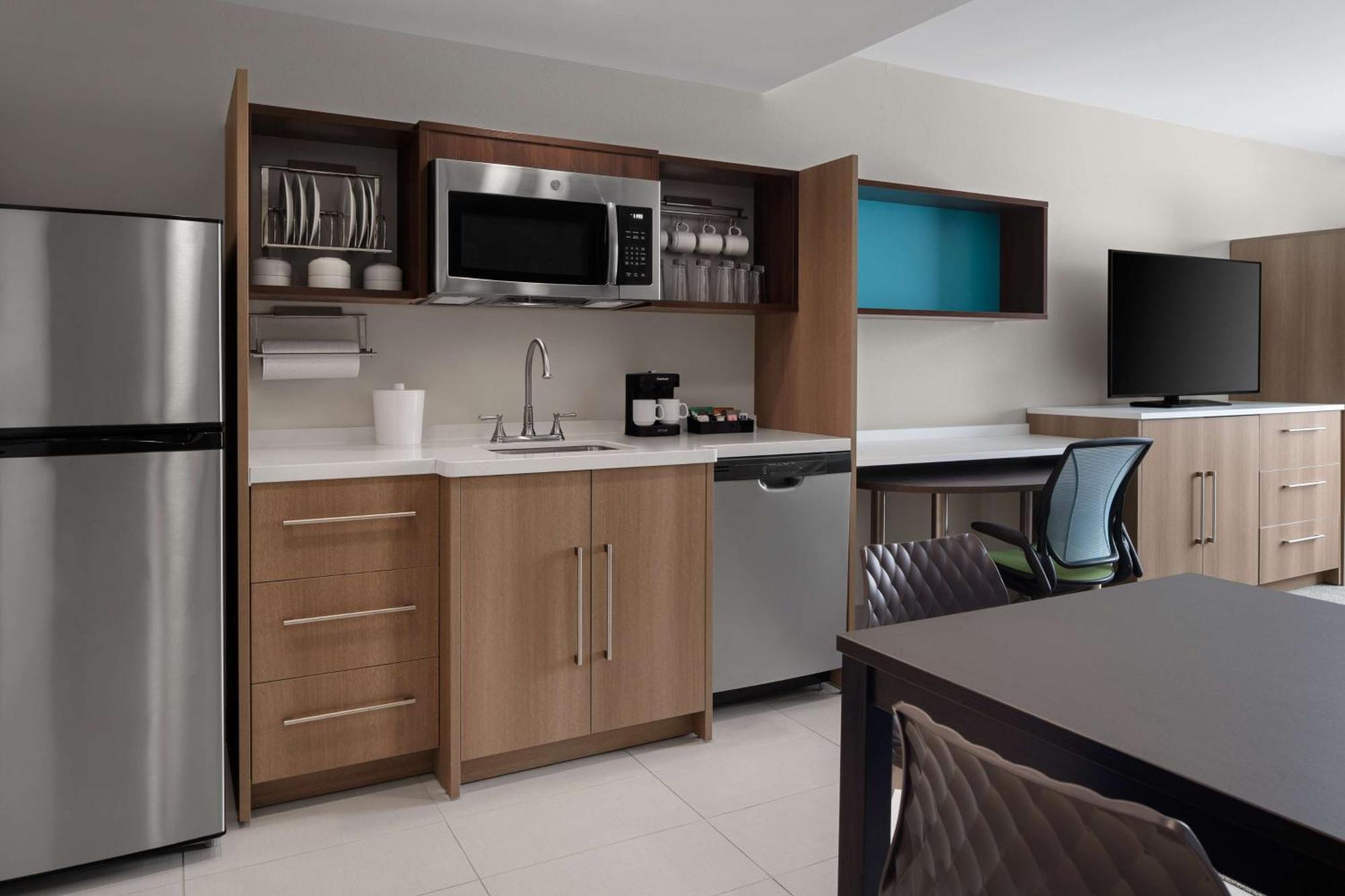 Home2 Suites By Hilton Des Moines At Drake University Экстерьер фото
