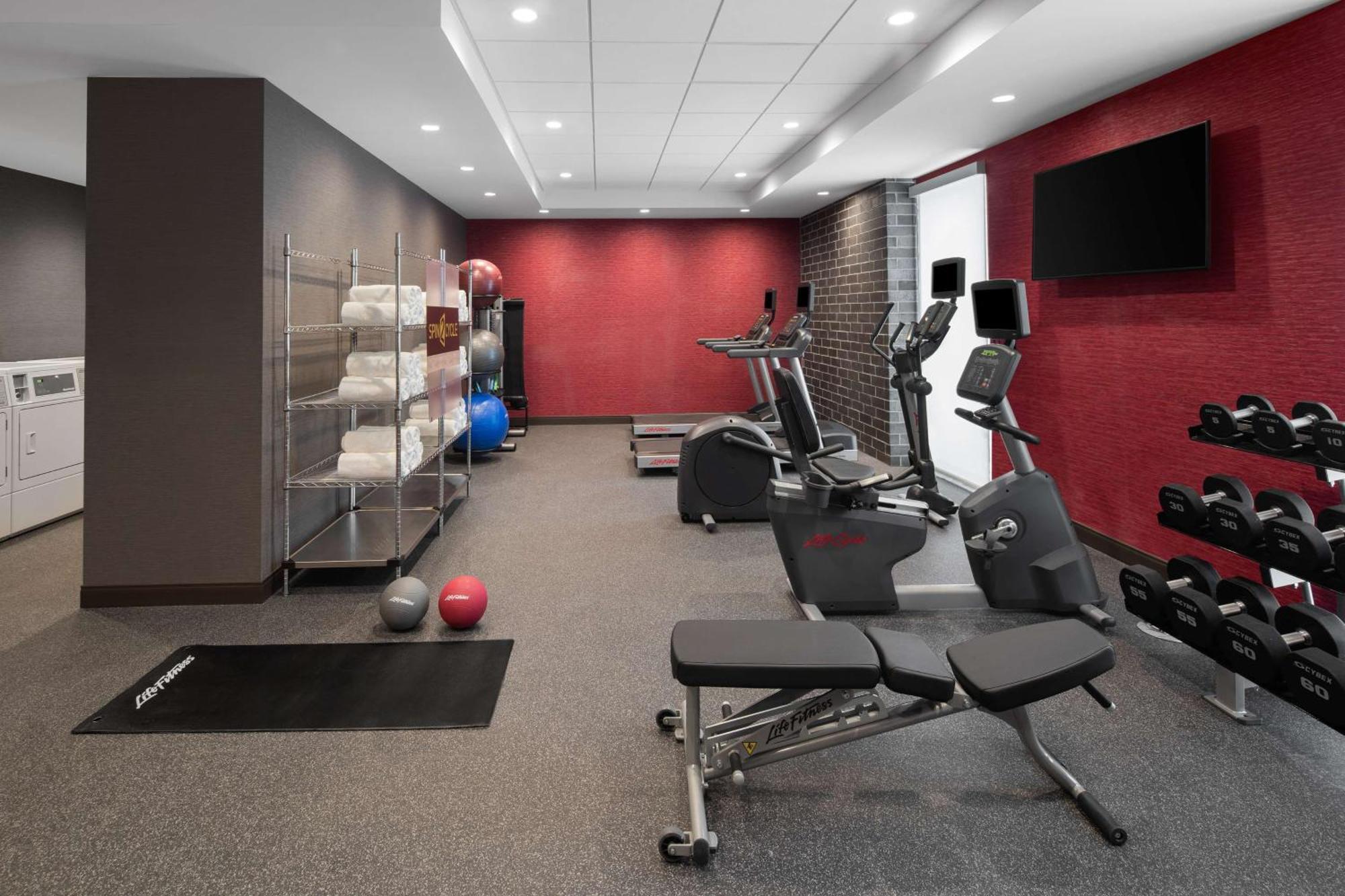 Home2 Suites By Hilton Des Moines At Drake University Экстерьер фото