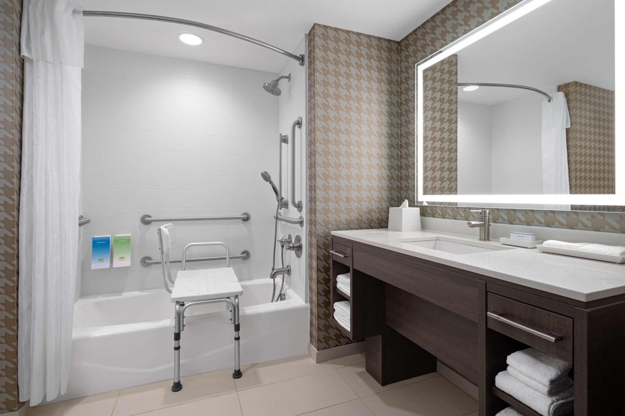 Home2 Suites By Hilton Des Moines At Drake University Экстерьер фото